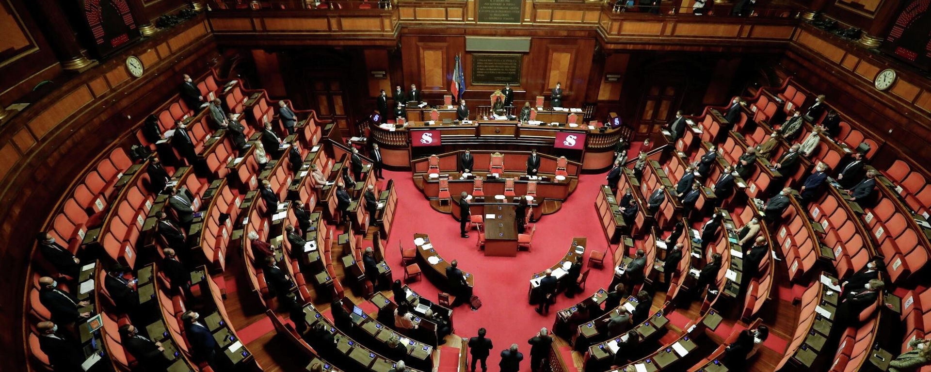 El Parlamento italiano guardando un minuto de silencio en memoria del embajador Luca Attanasio El Parlamento italiano guardando un minuto de silencio en memoria del embajador Luca Attanasio - Sputnik Mundo, 1920, 24.02.2021