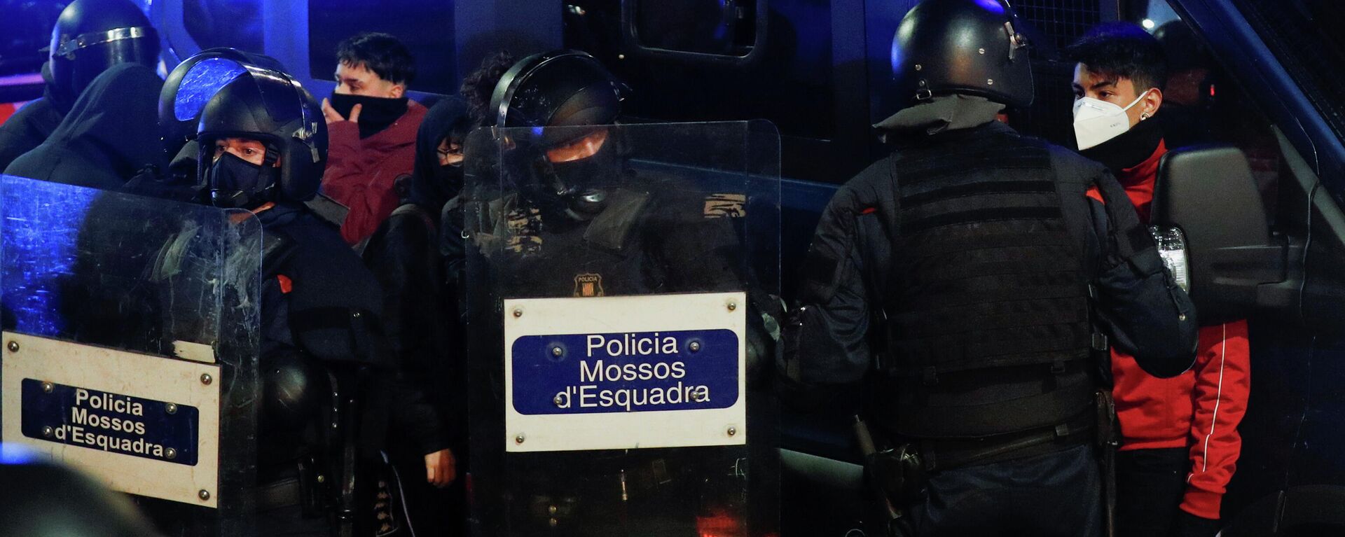  La Policía autonómica de Cataluña, los Mossos d'Esquadra, durante las protestas - Sputnik Mundo, 1920, 24.02.2021