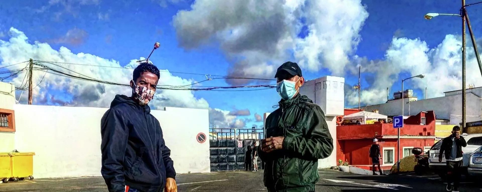 Dos inmigrantes marroquíes frente al campamento de acogida Canarias 50 de Gran Canarias Dos inmigrantes marroquíes frente al campamento de acogida Canarias 50 de Gran Canarias - Sputnik Mundo, 1920, 26.02.2021