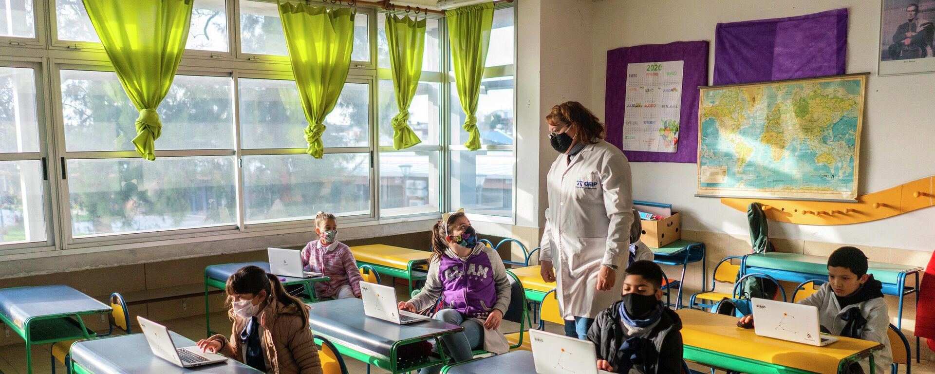 Niños utilizando mascarilla dentro de un salón de una escuela de Montevideo, durante el año 2020 - Sputnik Mundo, 1920, 24.02.2021