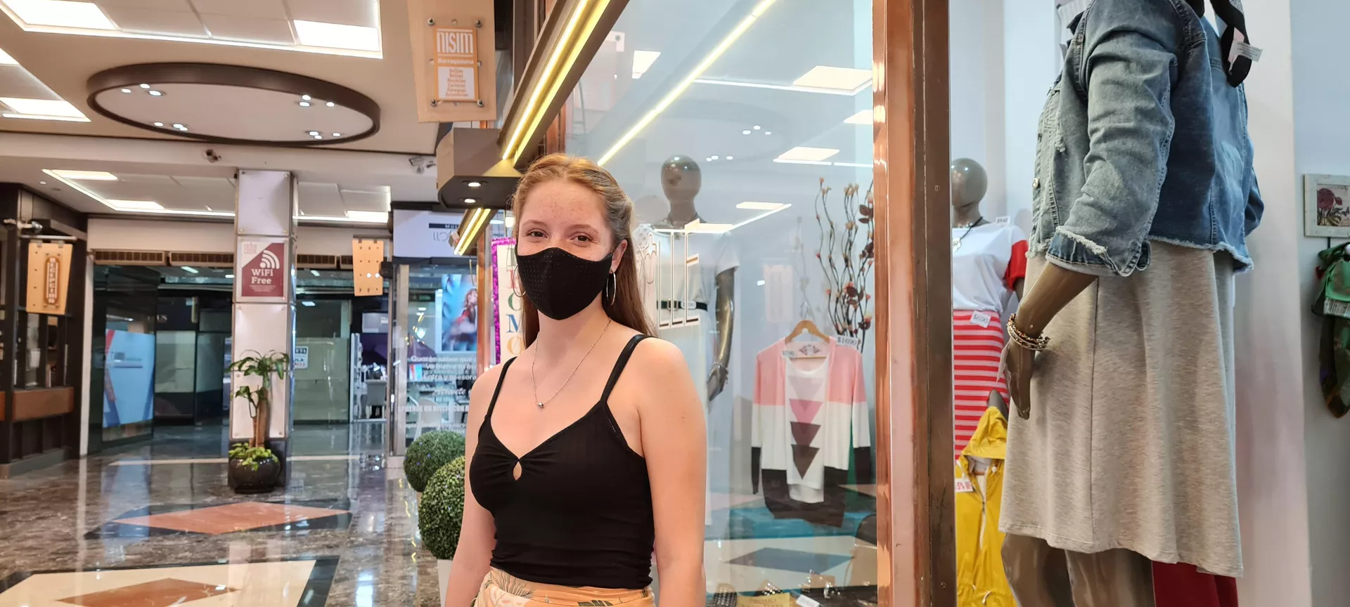 Camila, dueña de una tienda de ropa femenina que resiste dentro de la Galería Colón Camila, dueña de una tienda de ropa femenina que resiste dentro de la Galería Colón - Sputnik Mundo, 1920, 25.02.2021