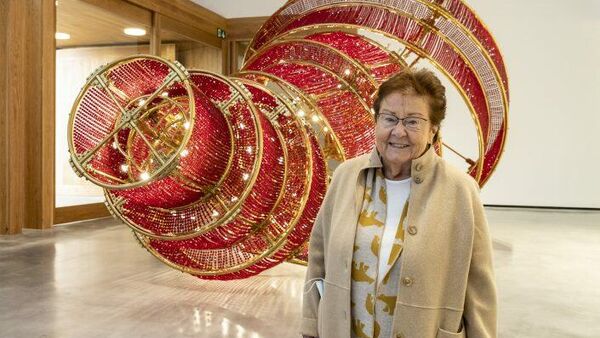 Helga de Alvear junto a una de sus obras en el nuevo museo de Cáceres - Sputnik Mundo