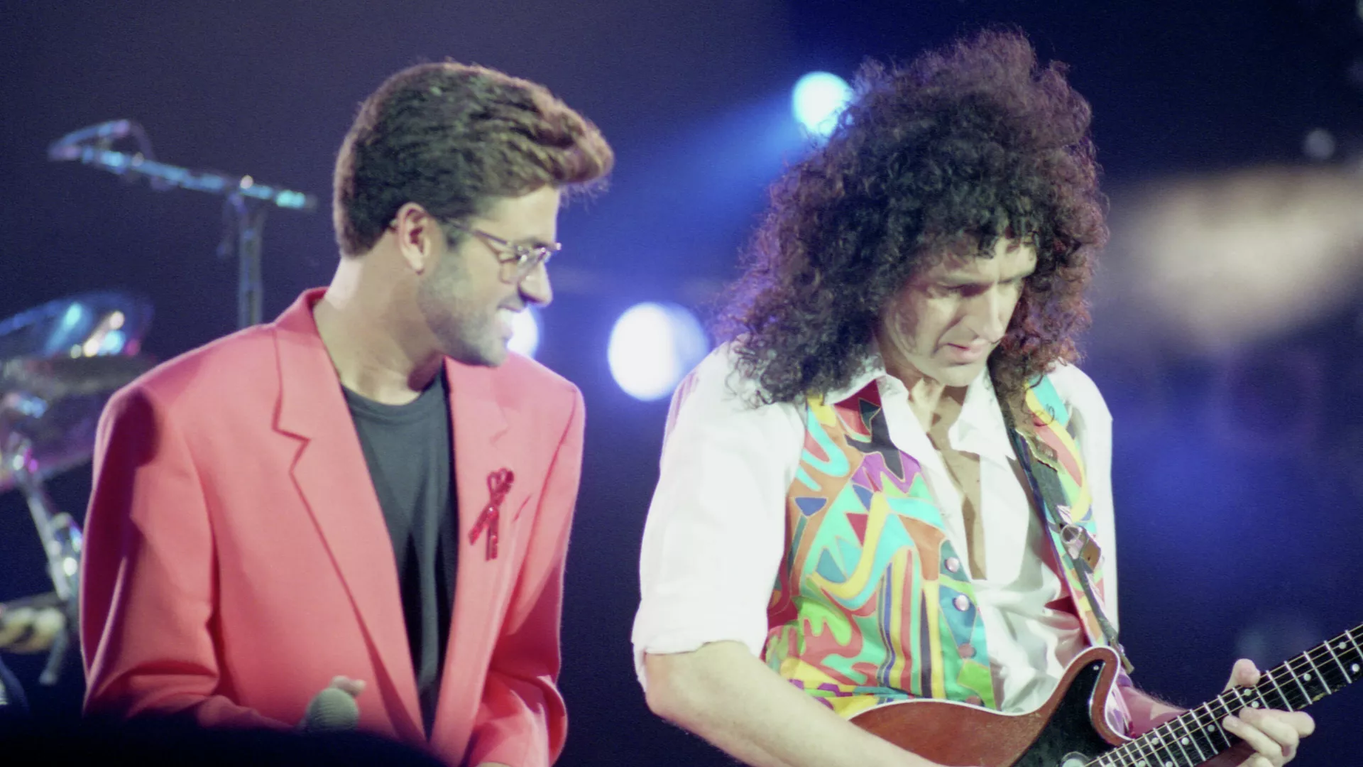 George Michael junto a Brian May en el concierto homenaje a Freddie Mercury, en 1992