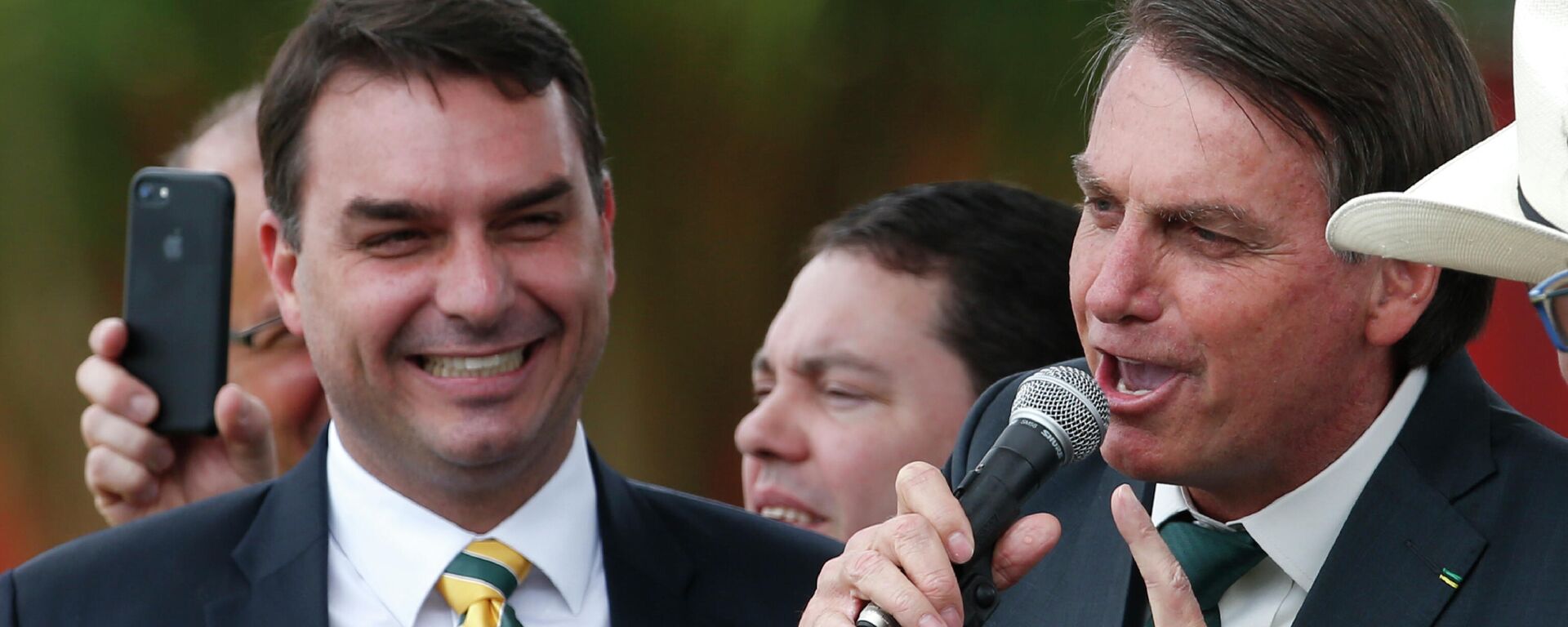 Jair Bolsonaro con su hijo Flavio - Sputnik Mundo, 1920, 25.02.2021