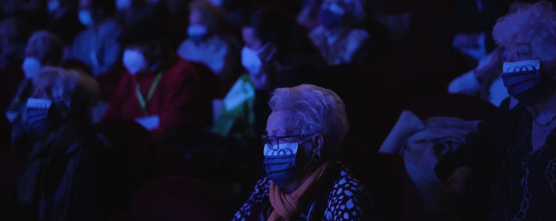 Mayores vacunados disfrutan de un espectáculo de teatro en Madrid Mayores vacunados disfrutan de un espectáculo de teatro en Madrid - Sputnik Mundo, 1920, 25.02.2021