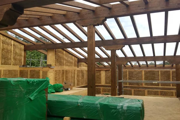 Interior de una casa construida con paja  - Sputnik Mundo