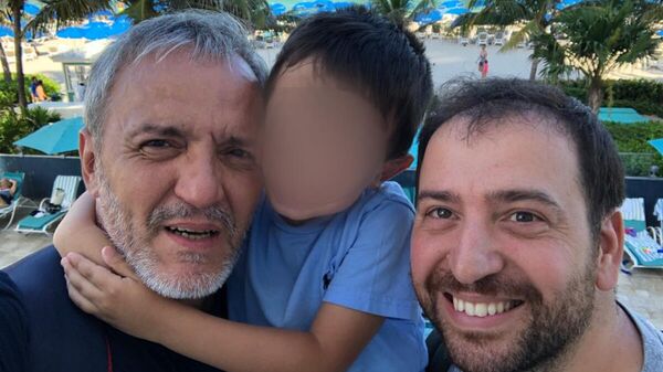 Leonardo Polti e Ignacio Santalla junto con su hijo Juan Pablo - Sputnik Mundo