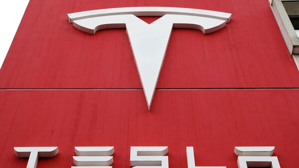 El logotipo del fabricante de automóviles Tesla - Sputnik Mundo