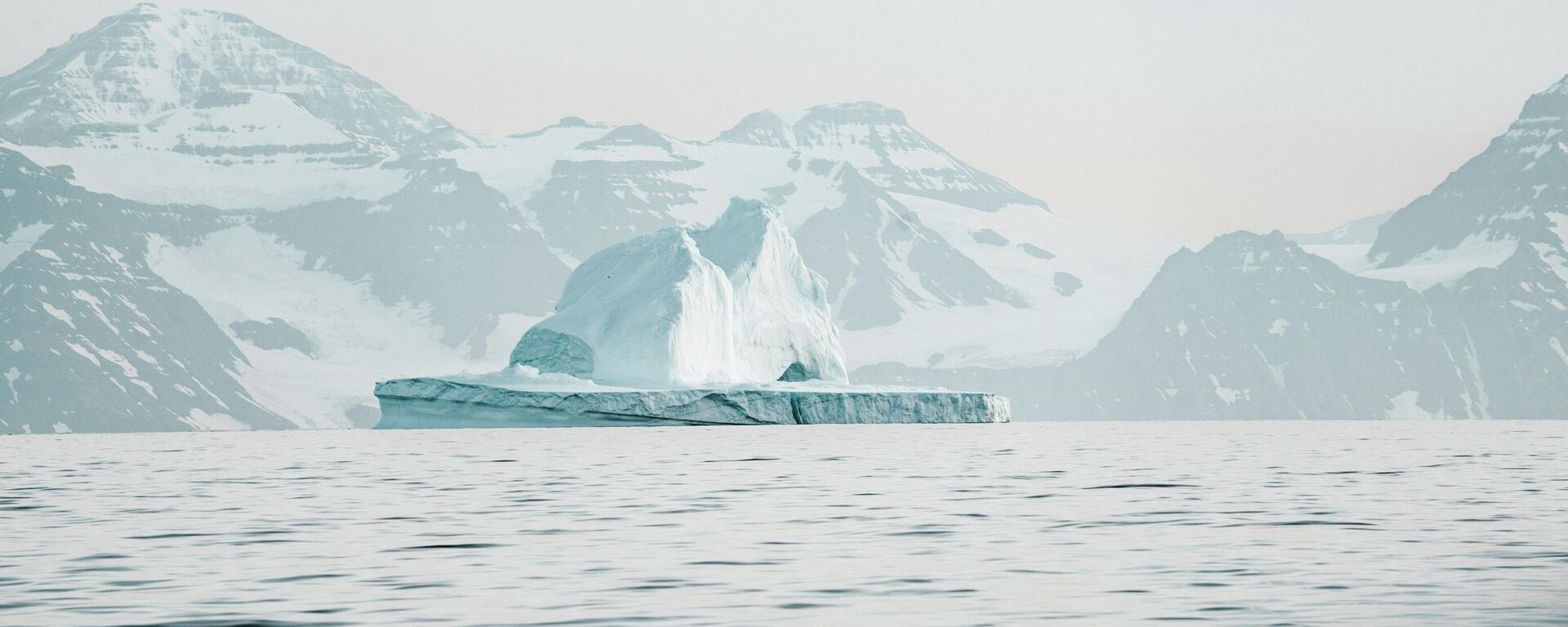 Un témpano de hielo en el Ártico  - Sputnik Mundo, 1920, 25.07.2022