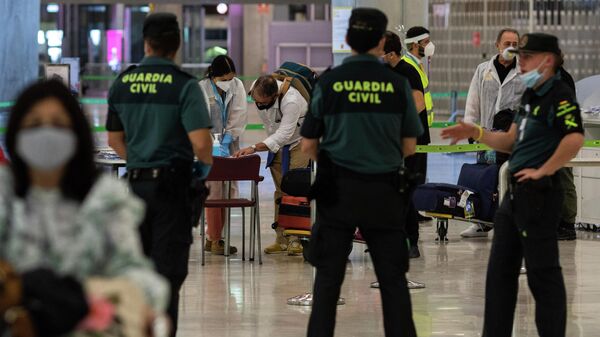 Los pasajeros en el aeropuerto internacional Adolfo Suárez-Barajas, en las afueras de Madrid, España. - Sputnik Mundo