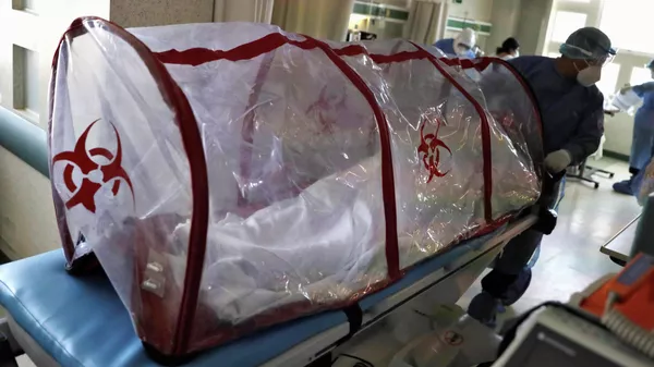 Cápsula para el transporte de pacientes con COVID-19 (imagen referencial) - Sputnik Mundo