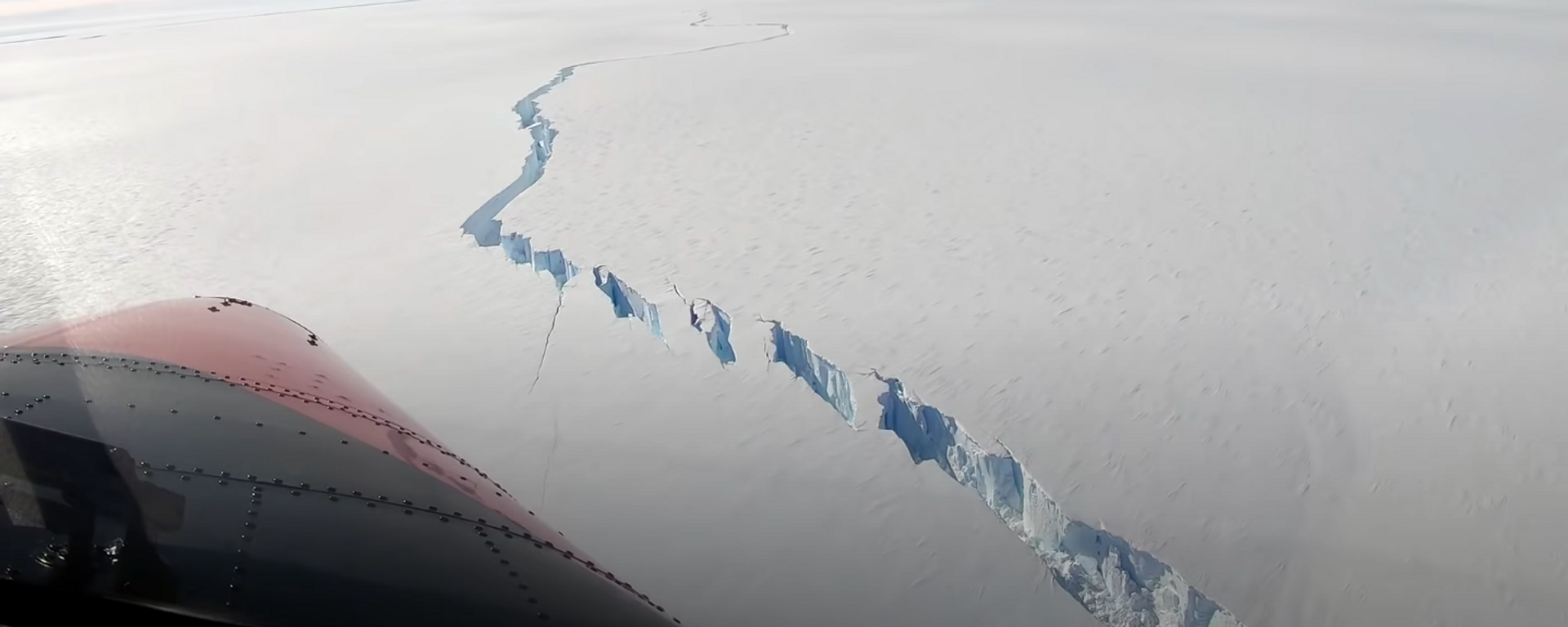 Una grieta en la plataforma de hielo flotante Brunt, en la Antártida - Sputnik Mundo, 1920, 02.07.2021