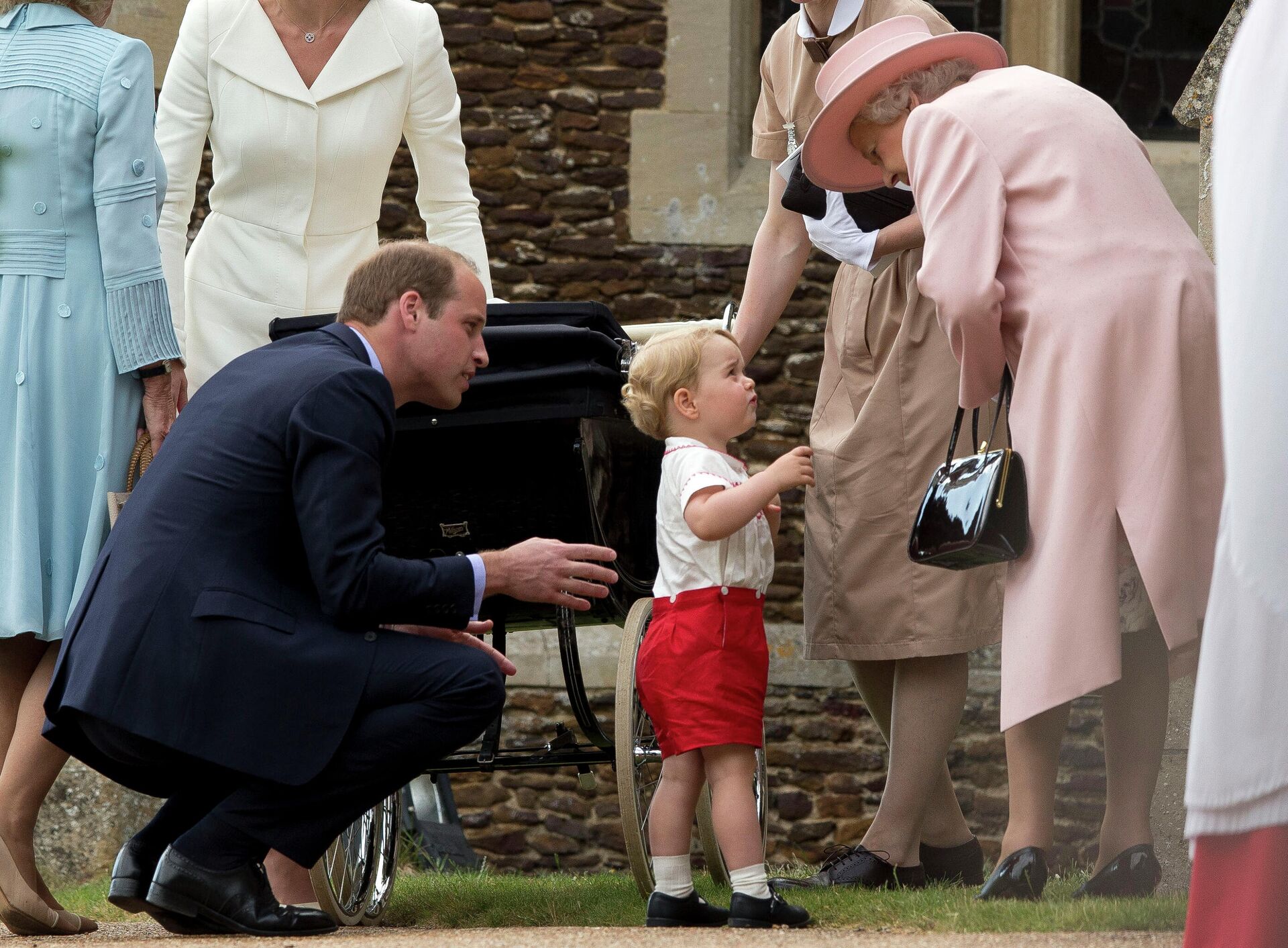 La reina Isabel II habla con el príncipe George (2015) - Sputnik Mundo, 1920, 28.02.2021