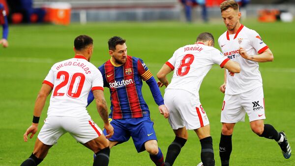 El futbolista argentino Lionel Messi y tres jugadores del Sevilla, entre ellos, Joan Jordán - Sputnik Mundo