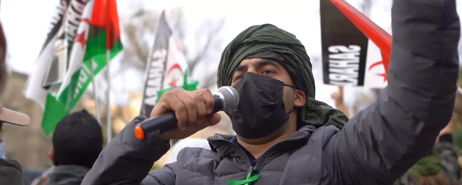 Activistas saharauis denuncian la ocupación del Sahara Occidental frente a la embajada marroquí en Madrid Activistas saharauis denuncian la ocupación del Sahara Occidental frente a la embajada marroquí en Madrid - Sputnik Mundo, 1920, 02.06.2021
