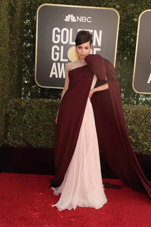La actriz Sofia Carson se detiene en la alfombra roja para fotografiarse con el logo de los Globos de Oro. - Sputnik Mundo