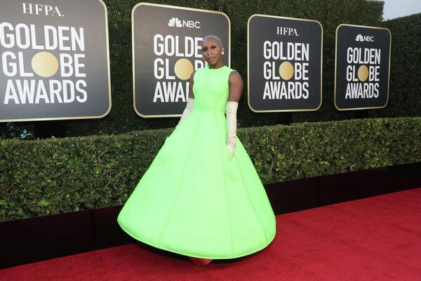 La actriz Cynthia Erivo posa en la alfombra roja durante la premiación de los Globos de Oro. - Sputnik Mundo