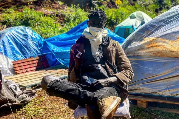 Un inmigrante en el campamento improvisado frente a Las Raíces, Canarias - Sputnik Mundo