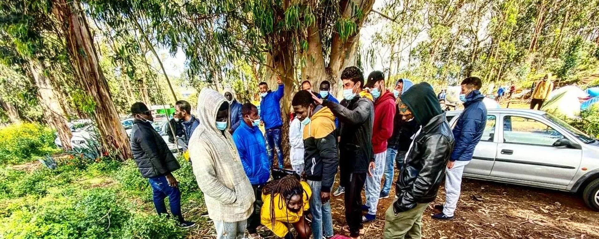 Varios inmigrantes esperan frente al campamento de Las Raíces, en Tenerife - Sputnik Mundo, 1920, 02.03.2021