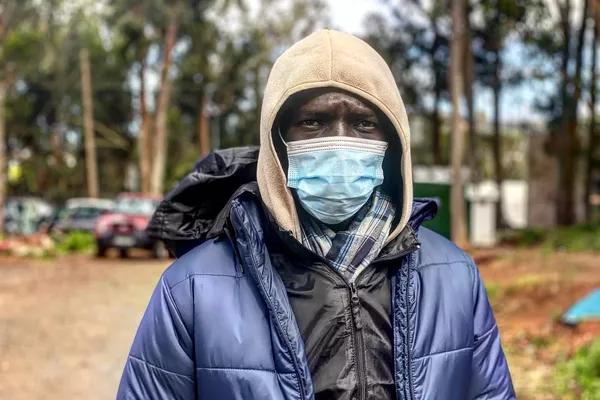 Un inmigrante de Senegal frente al campamento de Las Raíces, Tenerife - Sputnik Mundo