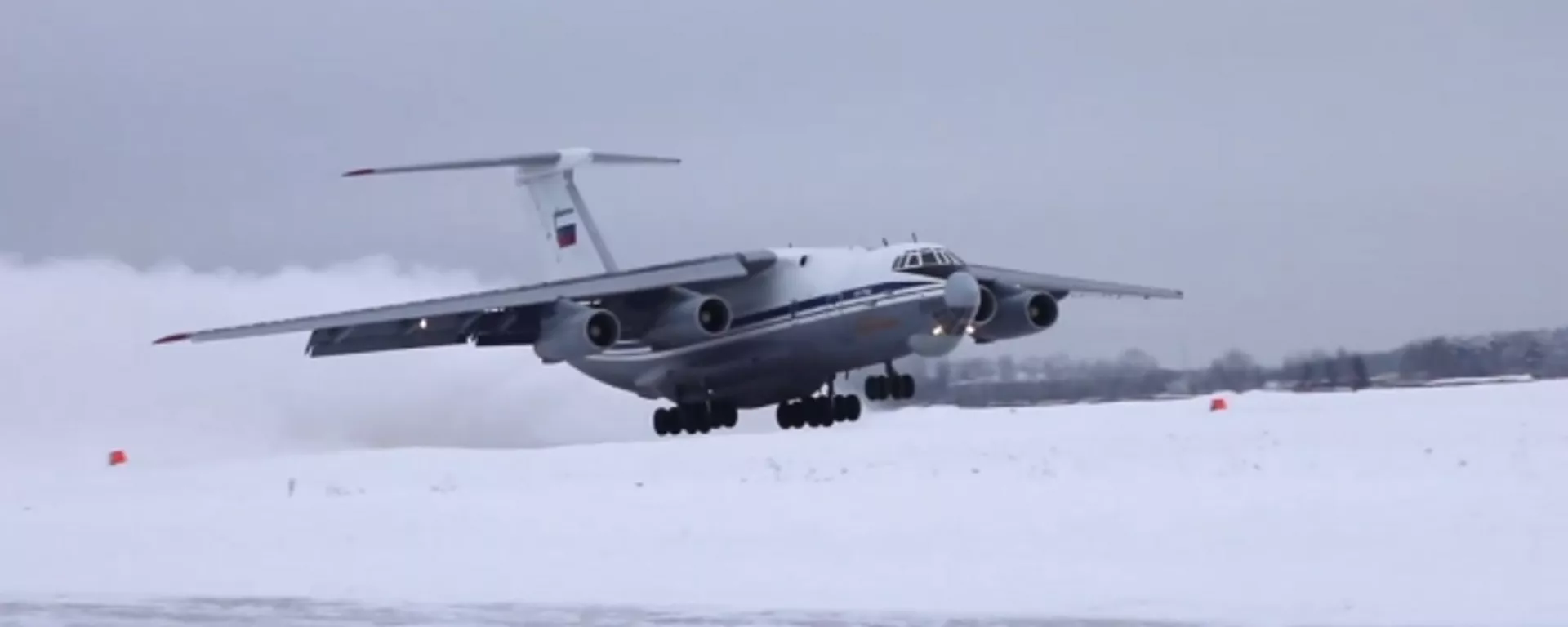 Pilotos rusos despegan y aterrizan unos IL-76 en una pista sin pavimentar cubierta de nieve Pilotos rusos despegan y aterrizan unos IL-76 en una pista sin pavimentar cubierta de nieve - Sputnik Mundo, 1920, 02.03.2021