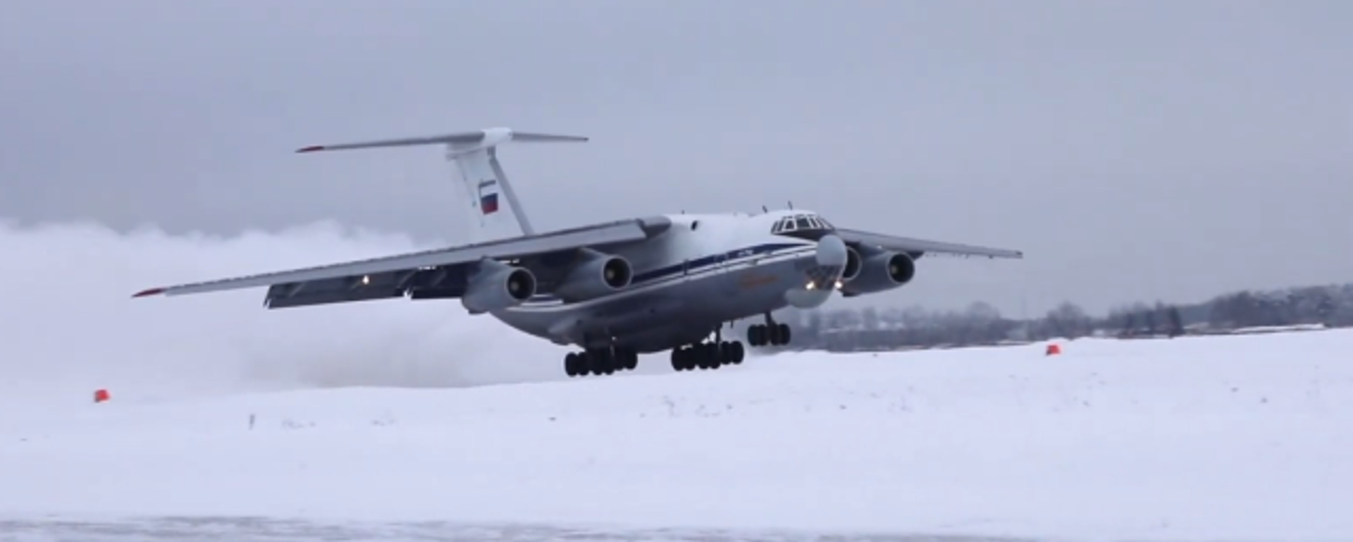 Pilotos rusos despegan y aterrizan unos IL-76 en una pista sin pavimentar cubierta de nieve - Sputnik Mundo, 1920, 02.03.2021