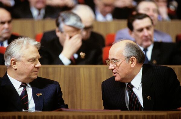 Gorbachov anunció el inicio de un nuevo rumbo poco después de ser escogido como líder del Estado. El político propuso establecer el puesto de presidente y derogar el artículo de la Constitución que preveía el papel gobernante del Partido Comunista. En la foto: Gorbachov, junto al miembro del Buró Político del Comité Central del Partido Comunista Egor Ligachov, en 1986. - Sputnik Mundo