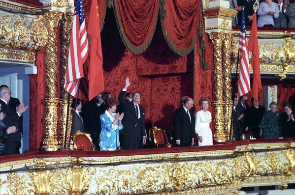 Gorbachov abogó por una "nueva mentalidad" en las relaciones entre la URSS y otros países, algo que dio lugar a la reanudación del diálogo entre Moscú y Washington sobre el desarme nuclear, el fin de la Guerra Fría, la salida de las tropas soviéticas de Afganistán, la caída del muro de Berlín y la reunificación de Alemania. En la foto: Mijaíl Gorbachov, junto a su homólogo estadounidense, Ronald Reagan, en el teatro Bolshoi, en 1988. - Sputnik Mundo