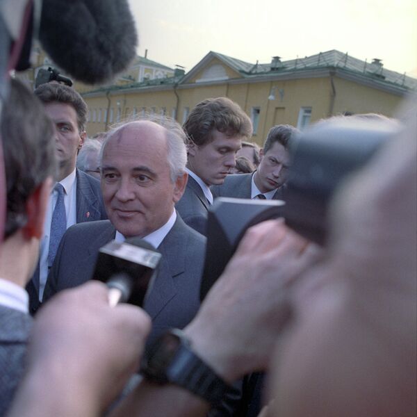 Gorbachov renunció a su cargo el 25 de diciembre de 1991, lo que significaba también que la URSS dejaba de existir. En la foto: Gorbachov responde a las preguntas de los periodistas. - Sputnik Mundo