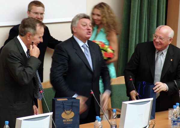 Gorbachov todavía sigue siendo miembro de un club no oficial de líderes mundiales. Asimismo, es doctor 'honoris causa' en más de 30 universidades. En la foto: el expresidente de EEUU George Bush padre, el rector del Instituto Estatal de Relaciones Internacionales de Moscú, Anatoli Torkunov, y Mijaíl Gorbachov en 2005. - Sputnik Mundo