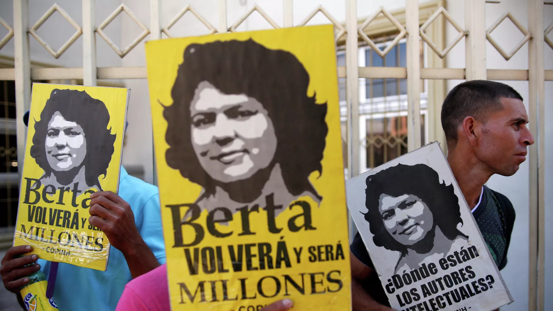 Pancartas con la imagen de Berta Cáceres