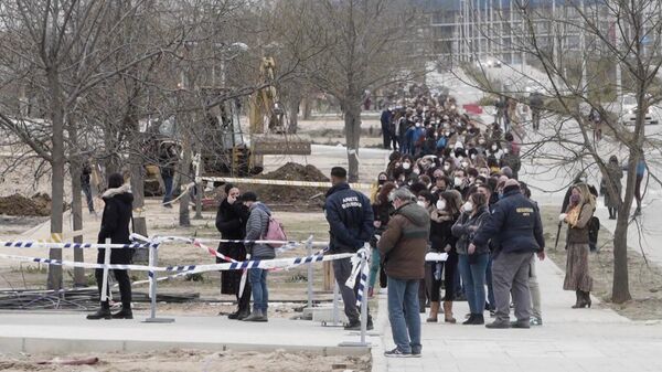 Largas colas para la vacunación en Madrid - Sputnik Mundo