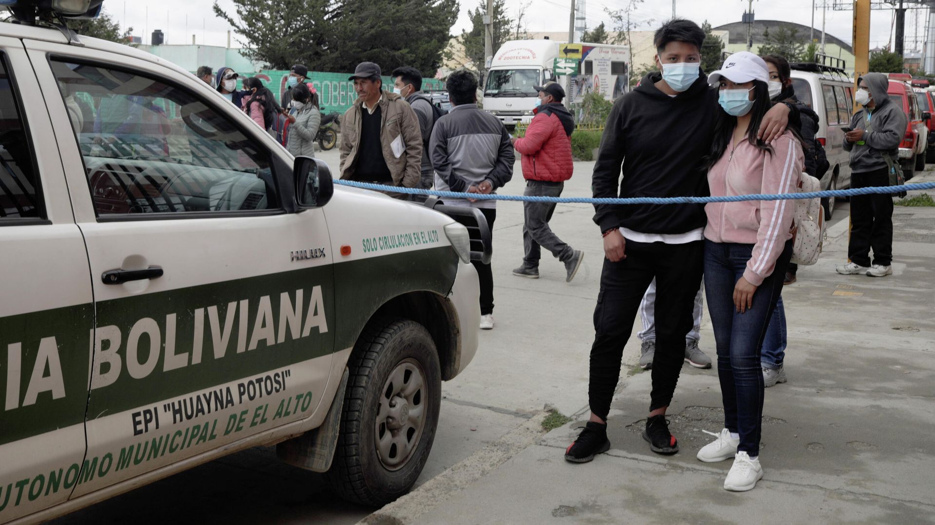 Un coche de la Policía boliviana cerca del edificio de la Universidad Pública de la ciudad boliviana de El Alto Un coche de la Policía boliviana cerca del edificio de la Universidad Pública de la ciudad boliviana de El Alto - Sputnik Mundo, 1920, 02.03.2021