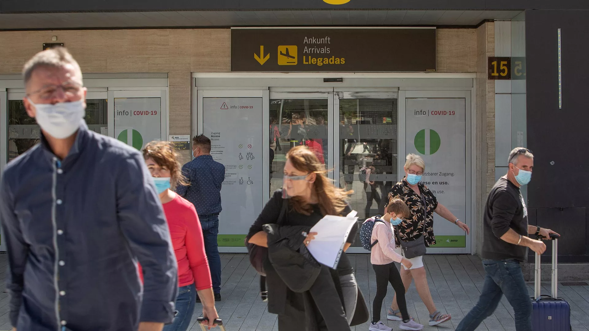 Turistas saliendo del aeropuerto Reina Sofía Tenerife-Sur