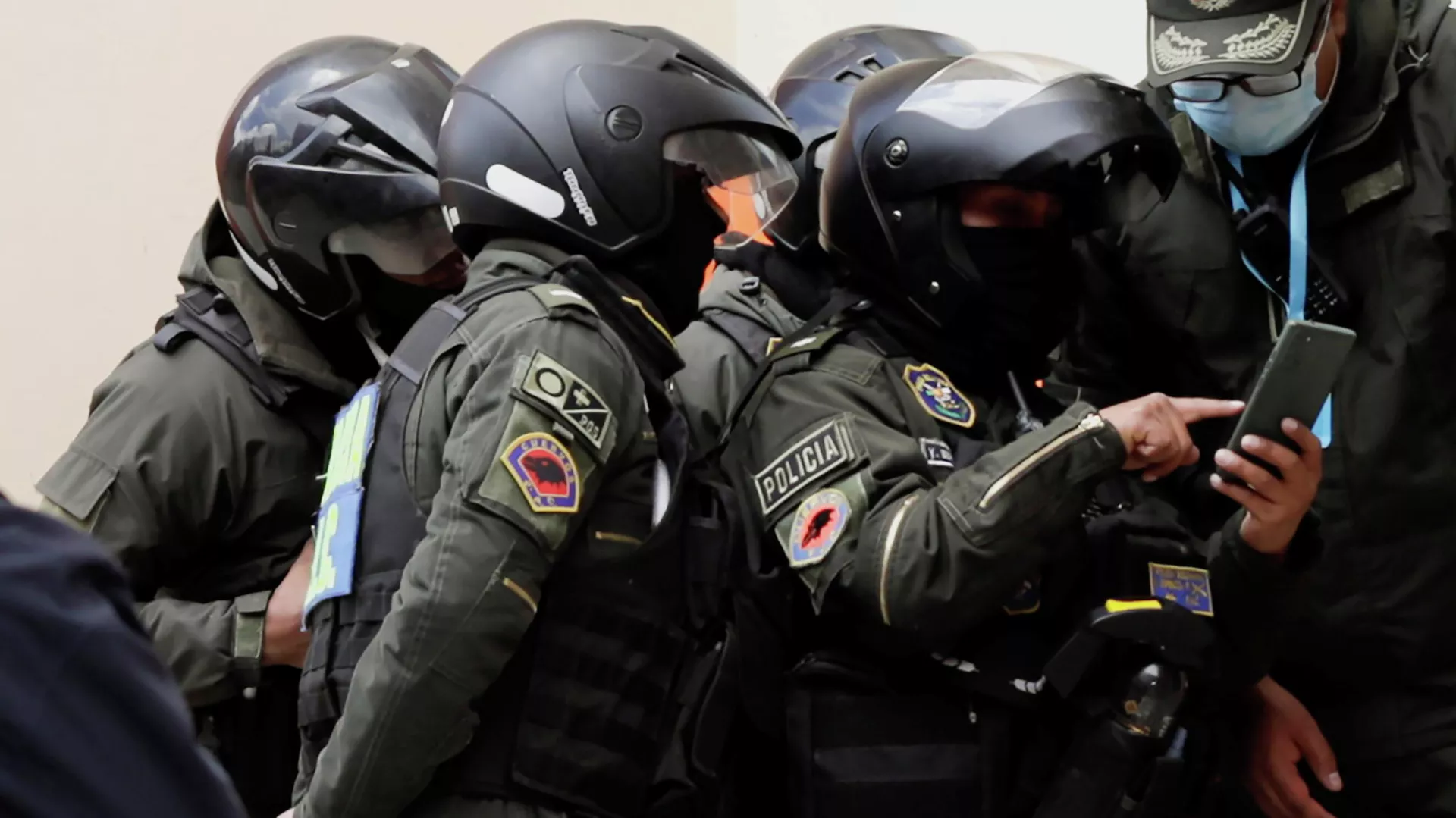 Policías de Bolivia analizan un teléfono celular tras la tragedia en la Universidad Pública de El Alto