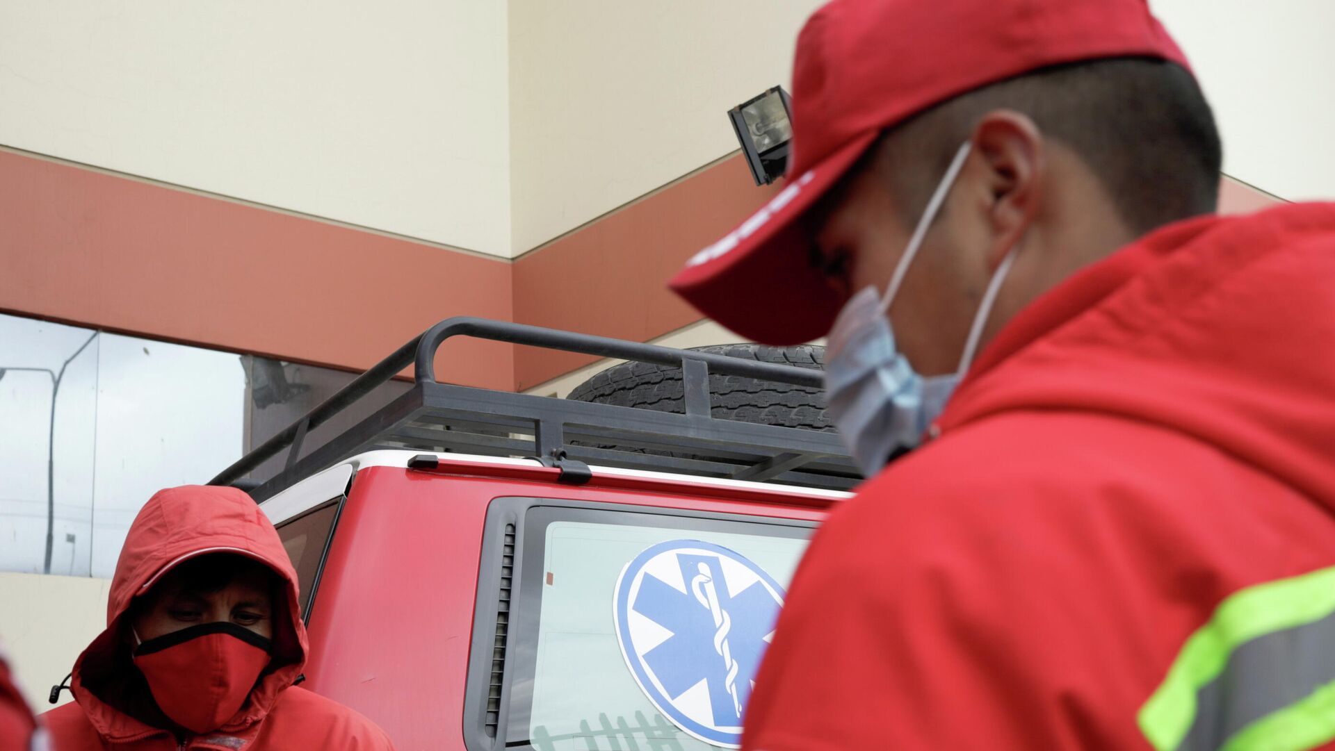 Miembros del equipo de rescate de la policía en la Universidad Pública de El Alto tras el accidente en Bolivia - Sputnik Mundo, 1920, 03.03.2021