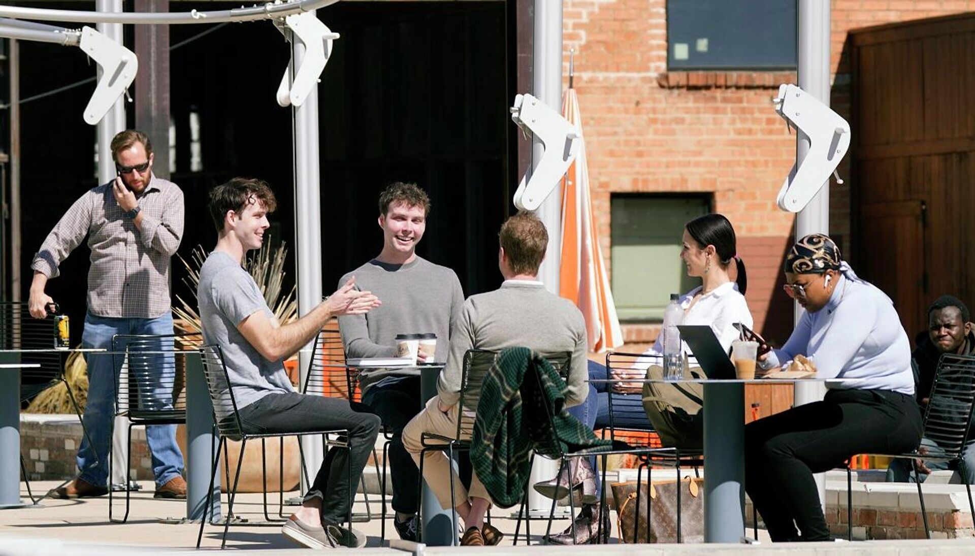 Unos jóvenes sin mascarillas se reúnen en un local, Dallas. - Sputnik Mundo, 1920, 04.03.2021