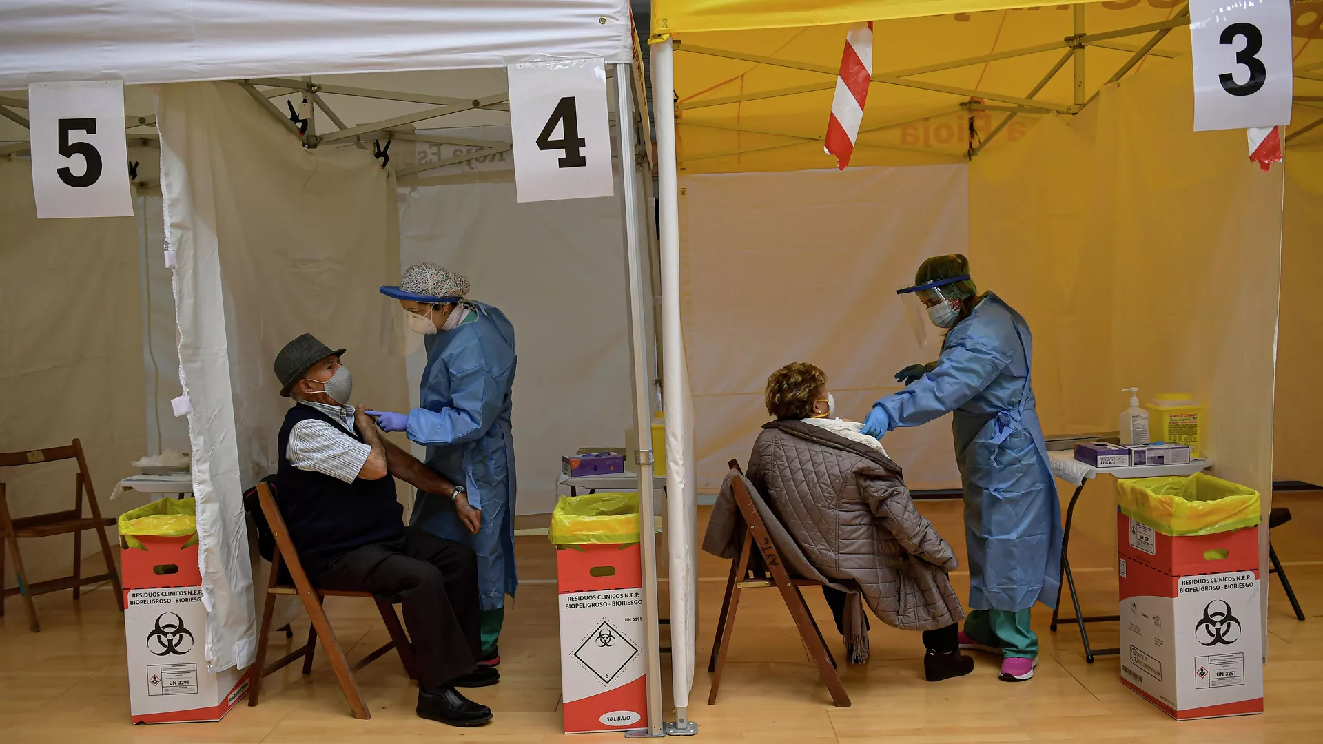 Dos ancianos reciben la vacuna Pfizer contra el coronavirus en el norte de España. 4 de marzo de 2021. Dos ancianos reciben la vacuna Pfizer contra el coronavirus en el norte de España. 4 de marzo de 2021. - Sputnik Mundo, 1920, 04.03.2021