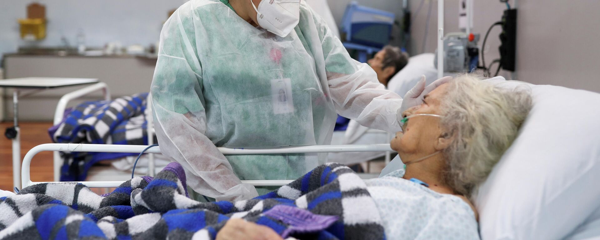 Una enfermera atienda a una mujer de 80 años en el hospital Santo Andre, en Sao Paulo - Sputnik Mundo, 1920, 15.03.2021