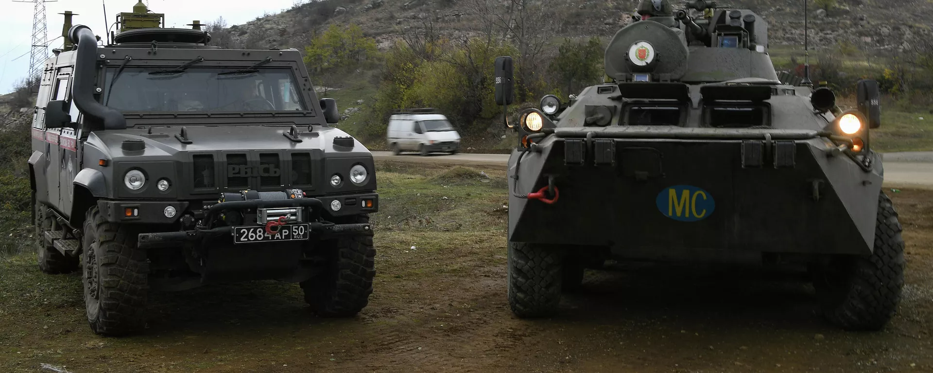 Un vehículo militar multiuso Rys (a la izquierda) y un vehículo blindado de combate (a la derecha) del Ejército de Rusia Un vehículo militar multiuso Rys (a la izquierda) y un vehículo blindado de combate (a la derecha) del Ejército de Rusia - Sputnik Mundo, 1920, 29.10.2022