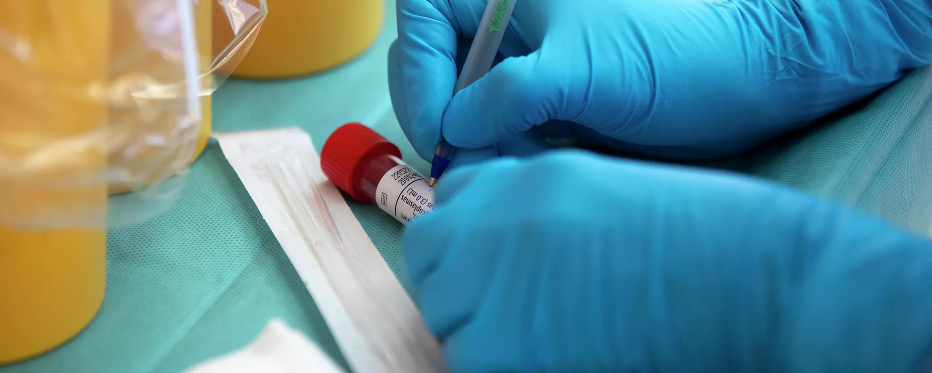 Un trabajador de la salud toma una muestra para una prueba de PCR para el coronavirus COVID-19 en un hospital en Coslada, España, el lunes 20 de abril de 2020. Un trabajador de la salud toma una muestra para una prueba de PCR para el coronavirus COVID-19 en un hospital en Coslada, España, el lunes 20 de abril de 2020. - Sputnik Mundo, 1920, 08.07.2021