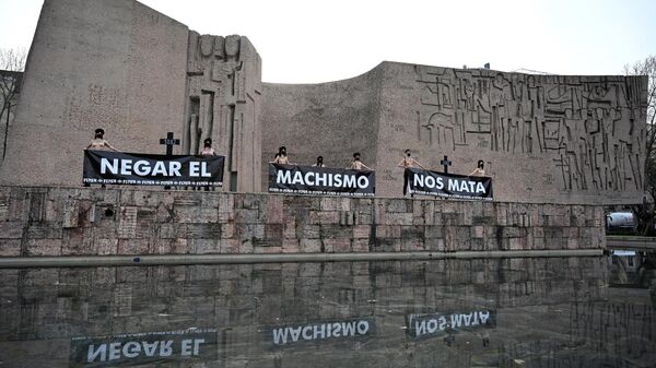 Activistas de Femen sostienen pancartas que dicen Negar el sexismo nos mata durante una protesta en la Plaza de Colón de Madrid el 5 de marzo de 2021. - Sputnik Mundo