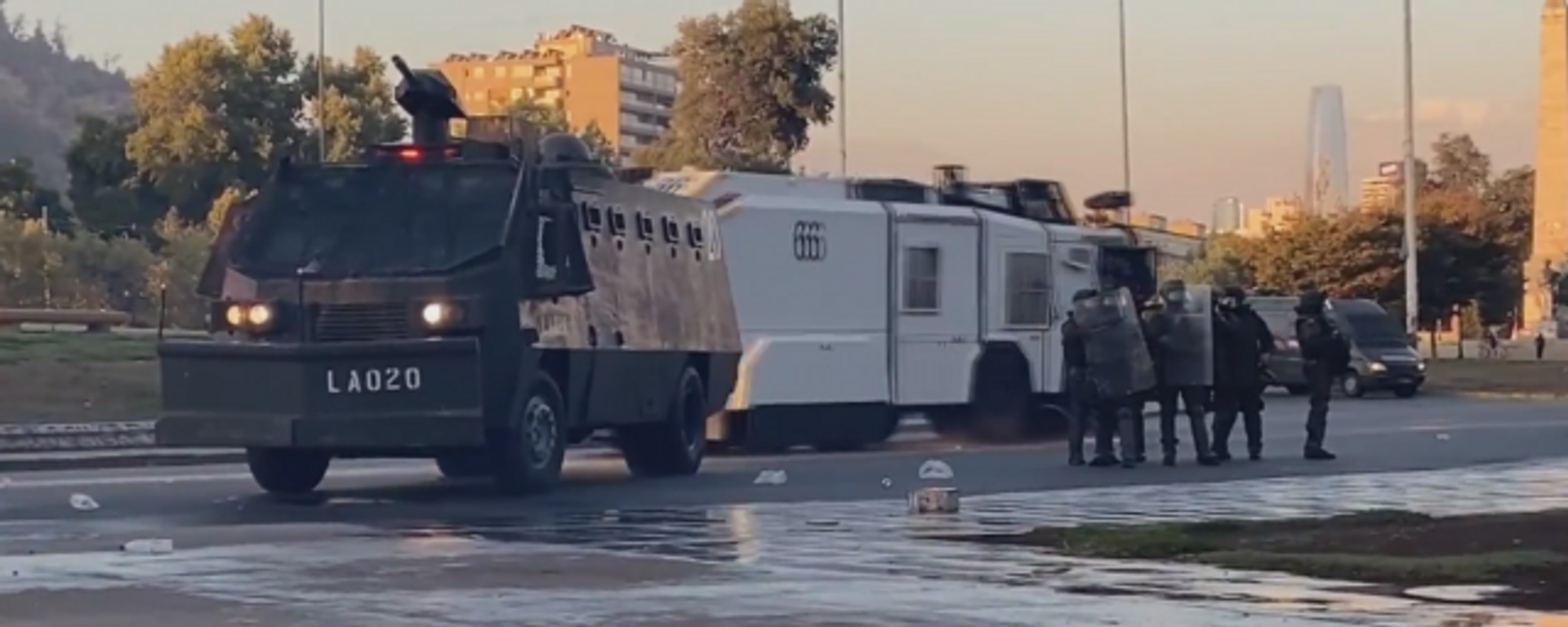 Fuertes enfrentamientos con las fuerzas policiales vuelven a las calles de la capital de Chile Fuertes enfrentamientos con las fuerzas policiales vuelven a las calles de la capital de Chile - Sputnik Mundo, 1920, 06.03.2021