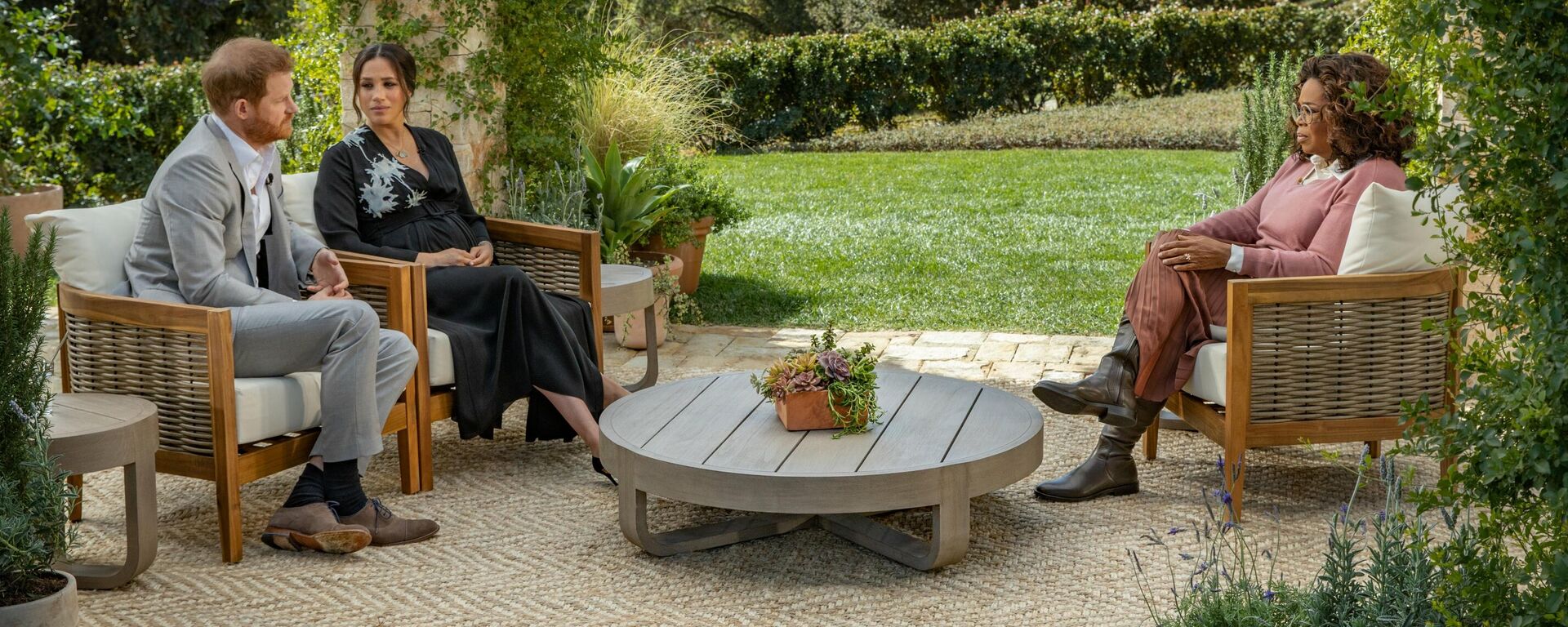 Meghan Markle y el príncipe Harry con Oprah Winfrey - Sputnik Mundo, 1920, 07.03.2021