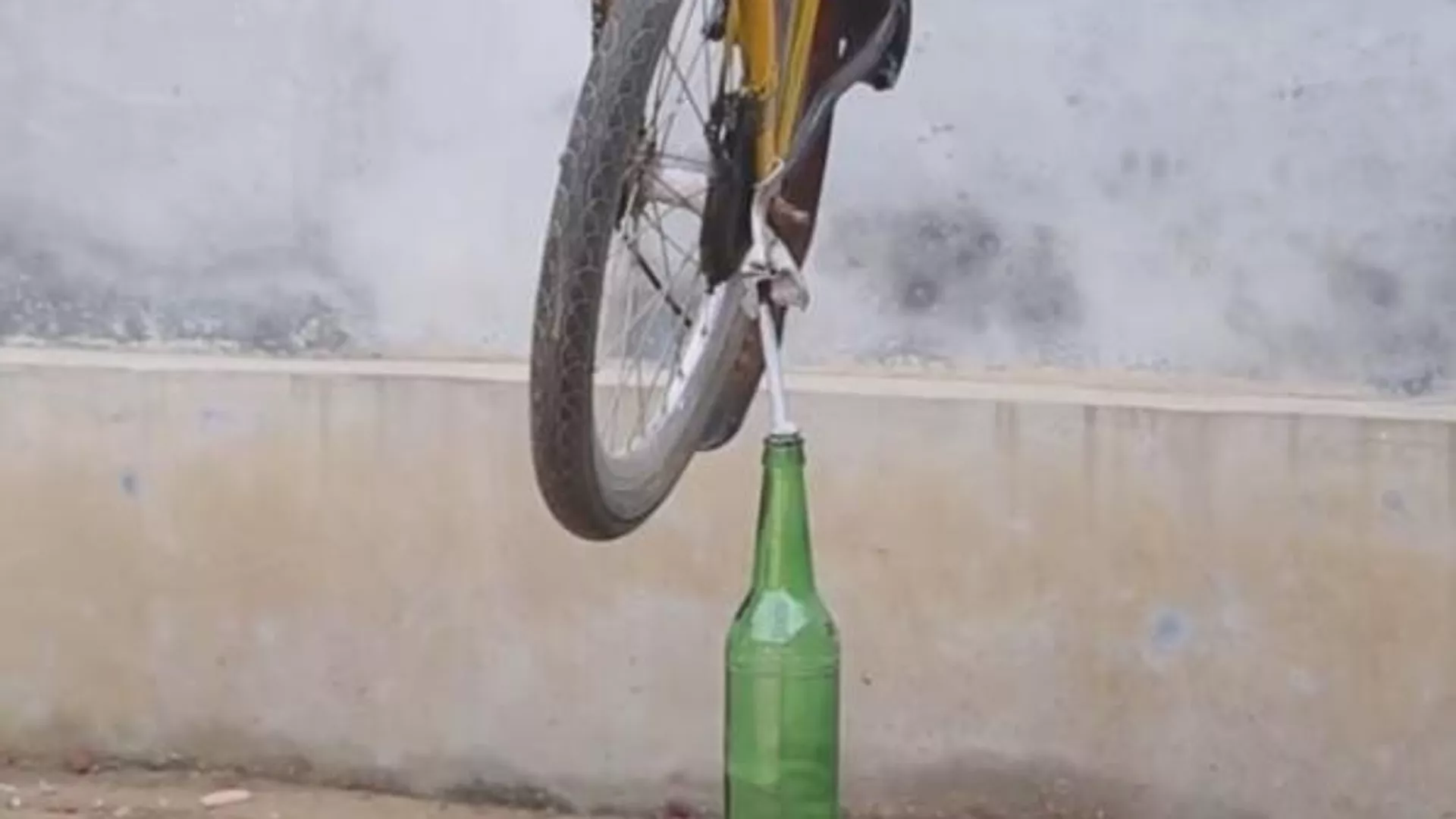 Vídeo: un 'maestro del equilibrio' conquista las redes con su insólito talento