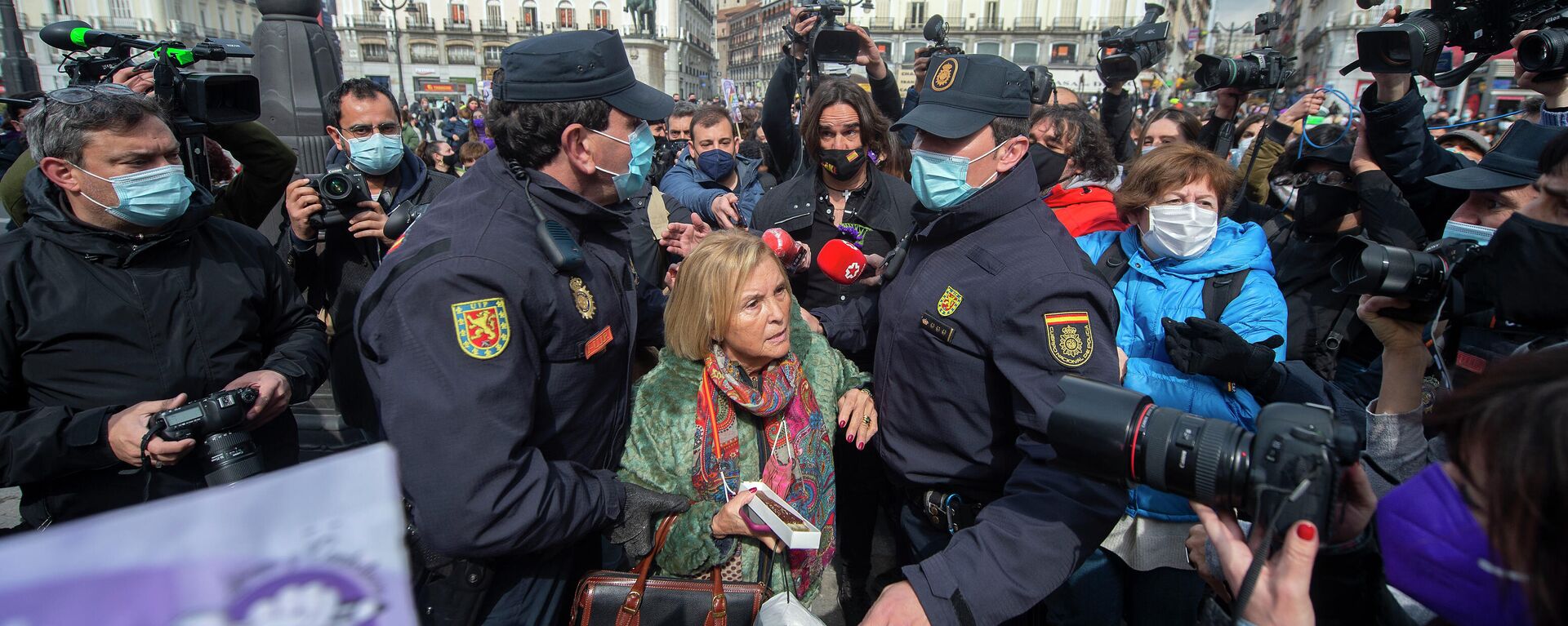 Un grupo de personas boicotea una manifestación por el Día Internacional de la Mujer Un grupo de personas boicotea una manifestación por el Día Internacional de la Mujer - Sputnik Mundo, 1920, 08.03.2021