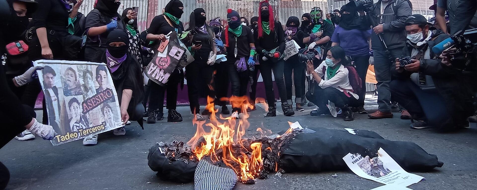 Protesta ante la Fiscalía departamental de La Paz, en el marco del (M - Sputnik Mundo, 1920, 08.03.2021