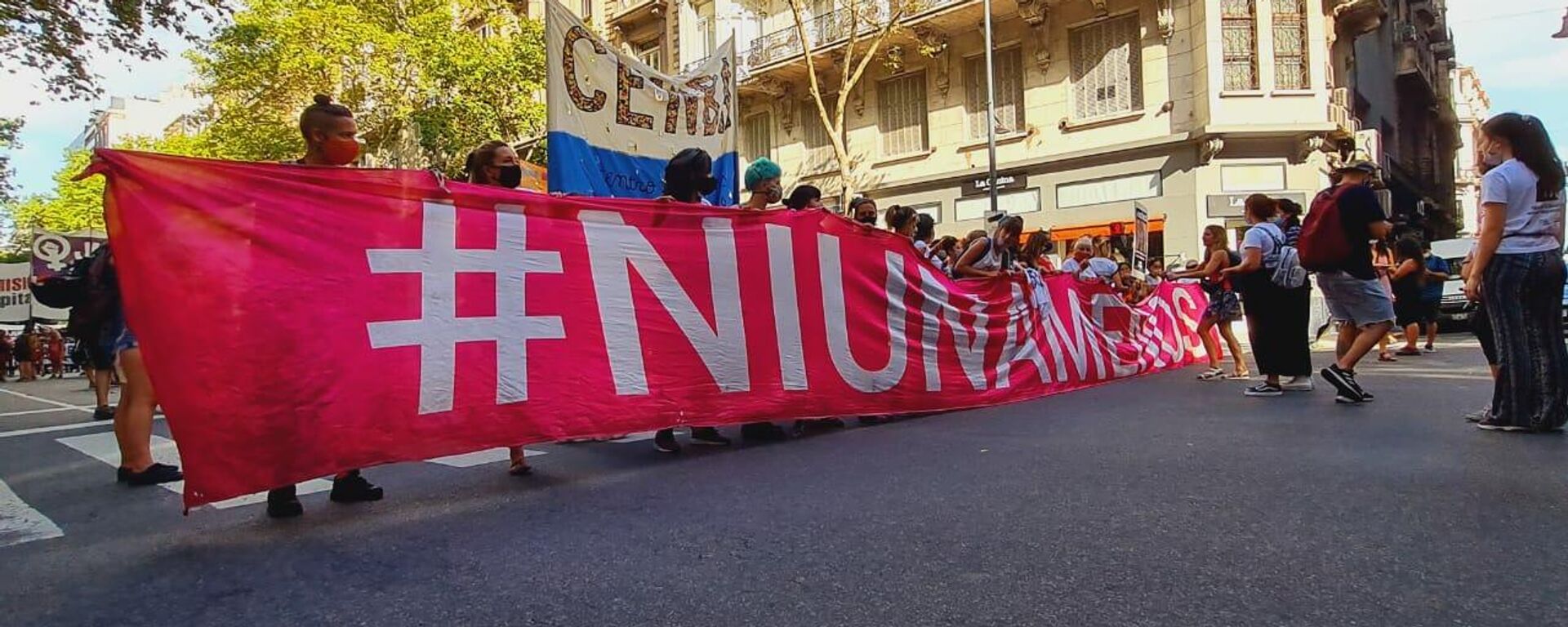 El colectivo de activistas feministas Ni Una Menos convocó a reunirse en el Congreso de la Nación a las 17 horas. - Sputnik Mundo, 1920, 02.05.2022
