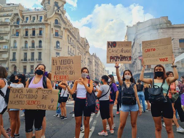 Distintas consignas contra la violencia de género, el patriarcado y los femicidios fueron desplegadas en carteles y pancartas. - Sputnik Mundo