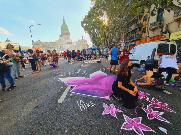 Las movilizaciones convocadas por distintas organizaciones y colectivos feministas convergieron en el Congreso de la Nación. - Sputnik Mundo